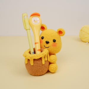 かぎ針編みのクマのハニージャーペンホルダー PDF パターン、かぎ針編みのペンホルダー アミグルミ PDF パターン、かわいい黄色のクマのペンホルダー、かぎ針編み学習ツール