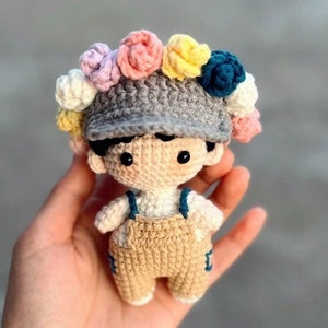 Schema PDF per bambola all'uncinetto con fiori, schema PDF per bambola carina all'uncinetto con amigurumi, gruccia all'uncinetto, schema all'uncinetto per bambola bambino, regalo all'uncinetto