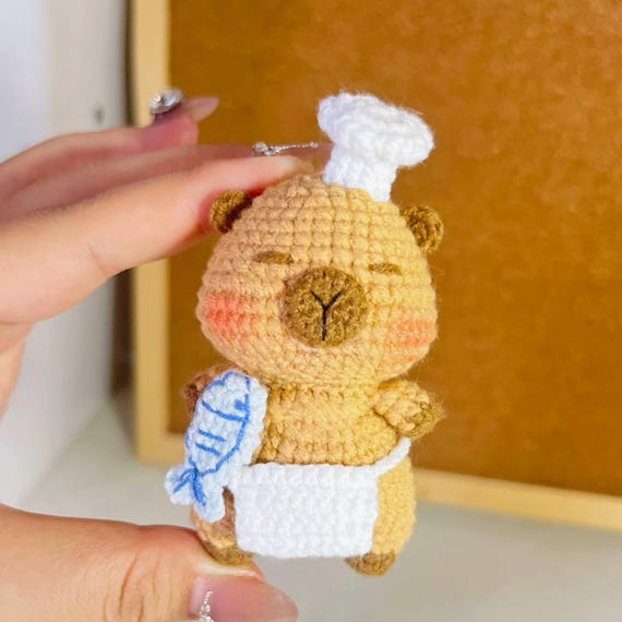 かぎ針編みのかわいいカピバラシェフキーホルダーPDFパターン