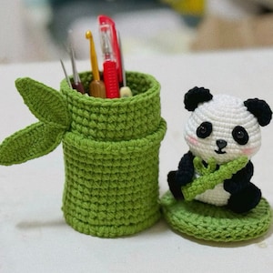 Portapenne a forma di panda in bambù all'uncinetto, schema PDF, portapenne a forma di panda all'uncinetto, schema PDF, portapenne a forma di panda carino, portapenne con strumenti di apprendimento carino
