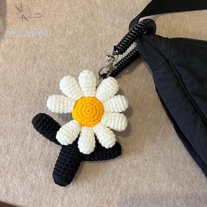 Schema PDF per portachiavi con luce a forma di margherita all'uncinetto, tutorial per mini amigurumi a forma di margherita all'uncinetto, schema per portachiavi a forma di fiore all'uncinetto