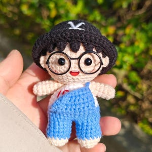 Schema PDF per portachiavi bambola ragazzo carino all'uncinetto, schema PDF per bambola amigurumi, bambola all'uncinetto per bambini, portachiavi carino all'uncinetto fai da te