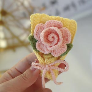 Häkeln Sie Rosenstrauß Mini-Schlüsselbund-Muster, Häkelanleitung ohne nähen, hängender Blumenstrauß häkeln, Rosen-Häkelmuster, häkeln Sie Blumengeschenk