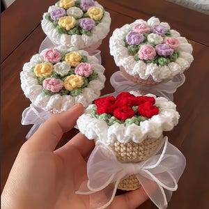 Häkeln Sie einen Mini-Rosenstrauß-Aufhänger, ein Häkelmuster ohne nähen, ein Häkelstrauß als Geschenk für Freundin zu häkeln, eine Rose zu häkeln