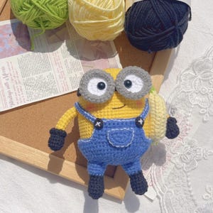 Minion gehaakt pdf-patroon, amigurumi-tutorial schattige minions en banaan haken, handgemaakte cadeaus schattige stripfiguur, haakpatroon minions