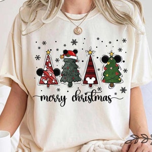 Mickey Pine Tree Sweatshirt, Vintage Mickey Weihnachtsbaum Comfort Colors Shirt, Minnie Disney Weihnachten 2024 Sweatshirt, Disney Family Shirt