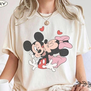 Maglietta con colori comfort Mickey e Minnie che si baciano, magliette abbinate per coppie Disney, maglietta con cuore d'amore per San Valentino, San Valentino