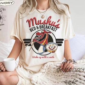 Disney Mulan Mushu's Bed and Breakfast poster comfort kleuren shirt, Mushu Mulan sweater, Disneyland vakantie cadeau shirt, verjaardagscadeau T-shirt