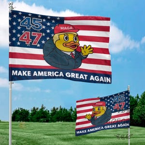 Könnte beinhalten: Zwei Outdoor-Flaggen mit dem Design der amerikanischen Flagge. Die Flaggen zeigen eine Cartoon-Ente mit roter MAGA-Kappe und Anzug. Die Flaggen tragen auch den Text "45 47" und "MAKE AMERICA GREAT AGAIN".