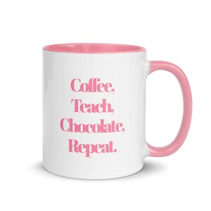以下が含まれることがあります： ピンク色の内側とハンドルが付いた白いセラミックマグカップ。「Coffee, Teach, Chocolate, Repeat」の文字がピンク色のスタイリッシュなフォントでプリントされています。コーヒーや紅茶好きの方にぴったりの、シンプルで魅力的なデザインです。