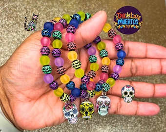 Pulsera con dije de calavera de azúcar del Día de los Muertos: cuentas acrílicas de colores