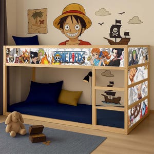 Puede incluir: Una litera de madera con un colchón azul marino y una almohada amarilla. El marco de la cama está decorado con personajes de anime de One Piece y el texto "ONE PIECE". Un conejito de peluche y un cofre del tesoro están en el suelo.