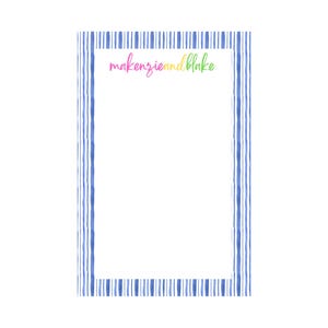Könnte beinhalten: Ein rechteckiger Notizblock mit weißer Mitte und einem Rand aus vertikalen blauen Streifen im Aquarellstil. Der Text makenzieandblake ist in einer bunten Schreibschrift nahe der oberen Mitte auf der weißen Fläche des Notizblocks gedruckt.