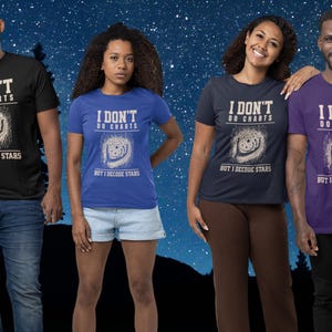 Puede incluir: Cuatro personas con camisetas con el texto "No hago gráficos, pero decodifico estrellas" y un gráfico de una mano sosteniendo una estrella. Las camisetas son negras, azules, azul marino y moradas.