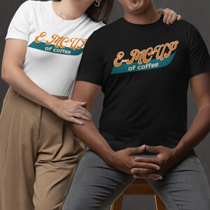 Puede incluir: Dos personas vistiendo camisetas a juego con un diseño retro que dice "E-MC-UP of coffee". La persona de la izquierda lleva una camiseta blanca y la persona de la derecha lleva una camiseta negra.