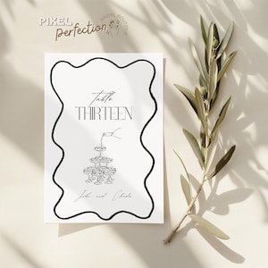 Puede incluir: Una tarjeta de número de mesa imprimible en blanco y negro con un diseño caprichoso. La tarjeta presenta una torre de champán con el texto "Mesa Trece" y "John y Chloe" en la parte inferior.