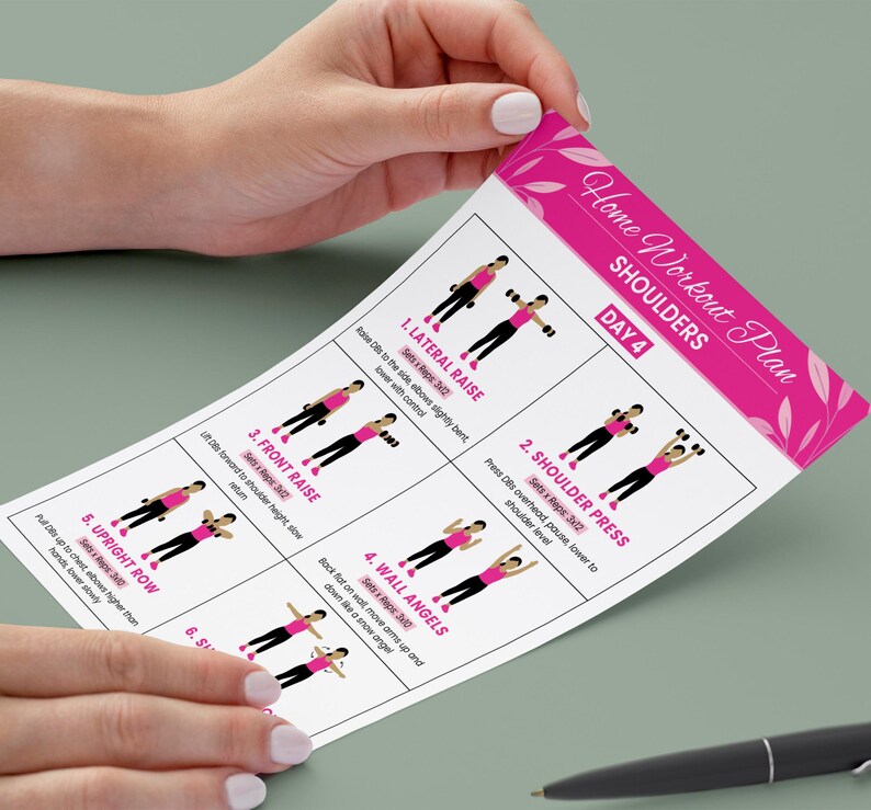 Puede incluir: Un "Home Workout Plan" rosa y blanco para hombros, sostenido por manos. El plan incluye ilustraciones de ejercicios como elevaciones laterales, press de hombros y &aacute;ngeles de pared. El texto dice "DAY 4".