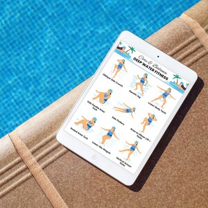 以下が含まれることがあります： 「Core & Balance Deep Water Fitness」のワークアウトガイドを表示する白いタブレット。ガイドには、Oblique Side Crunch、Aquatic Jog、Lower Body Twistなどのイラスト付きのエクササイズが掲載されています。タブレットは、青いプールの隣にある、質感のある明るい茶色の表面に置かれています。