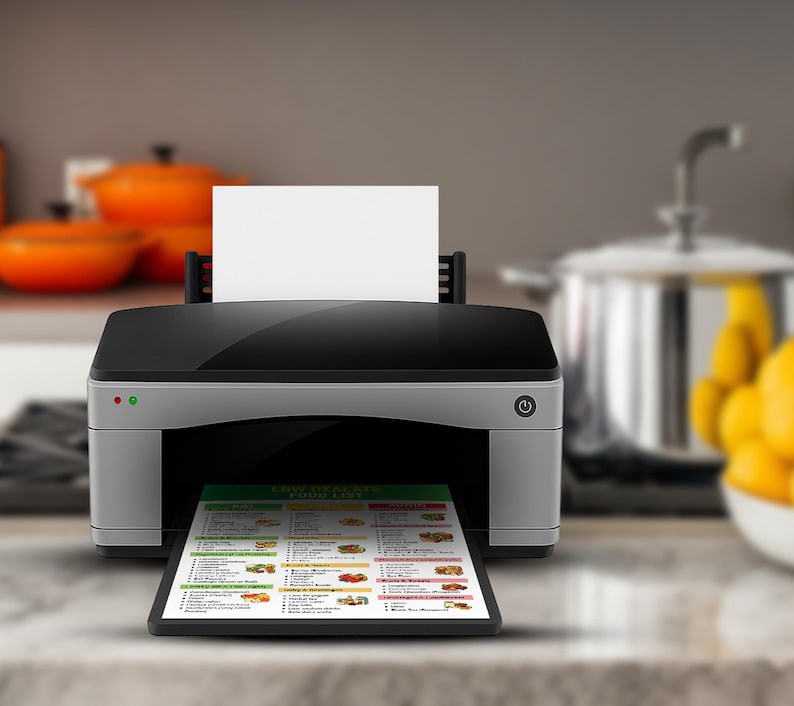 Pu&ograve; includere: Una stampante nera e grigia stampa un menu colorato su carta bianca. Il menu presenta vari piatti con immagini. La stampante &egrave; su un piano di lavoro della cucina, con pentole arancioni e una pentola in acciaio inossidabile sullo sfondo.
