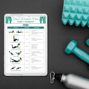 Peut inclure: Une tablette blanche affiche un "Home Workout Plan" pour des exercices de base et de stabilit&eacute;. Le plan comprend des illustrations et des instructions pour des exercices comme Dead Bug et Flutter Kicks. Un halt&egrave;re turquoise, une gourde et un bloc textur&eacute; turquoise sont &eacute;galement visibles.
