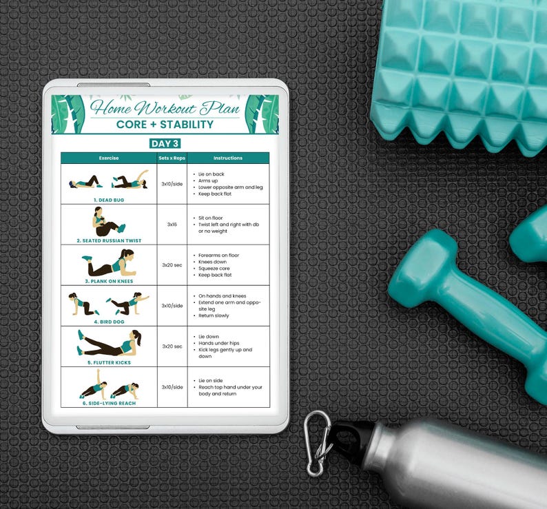 Peut inclure: Une tablette blanche affiche un "Home Workout Plan" pour des exercices de base et de stabilit&eacute;. Le plan comprend des illustrations et des instructions pour des exercices comme Dead Bug et Flutter Kicks. Un halt&egrave;re turquoise, une gourde et un bloc textur&eacute; turquoise sont &eacute;galement visibles.