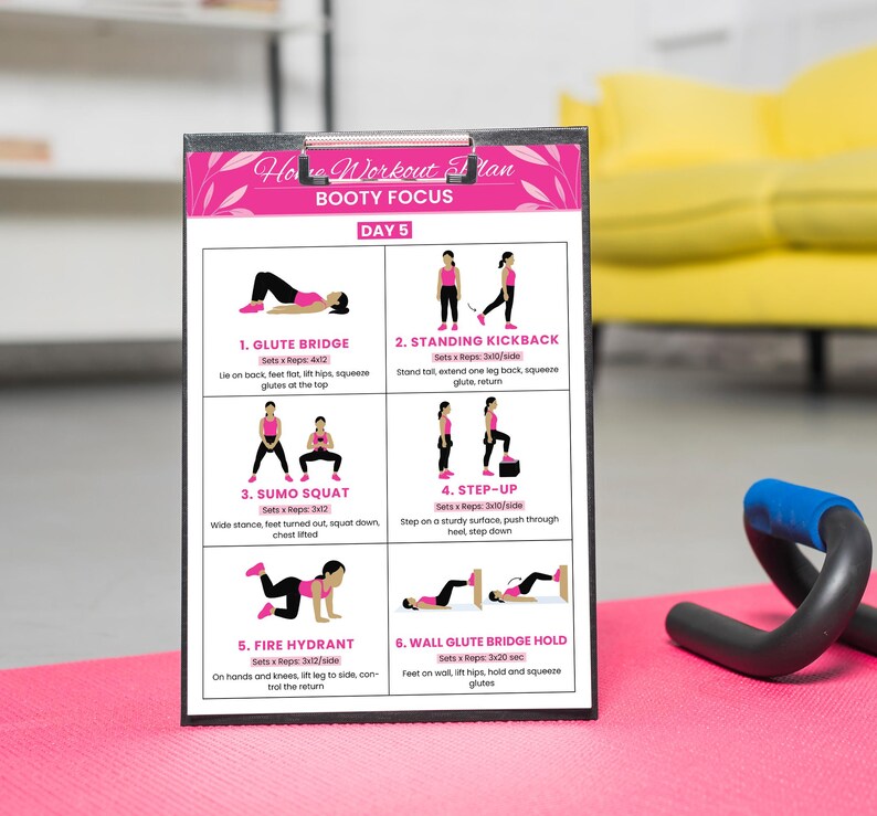 Puede incluir: Un plan de entrenamiento en casa rosa y blanco titulado "Booty Focus" para el d&iacute;a 5. El plan incluye seis ejercicios con ilustraciones: Glute Bridge, Standing Kickback, Sumo Squat, Step-Up, Fire Hydrant y Wall Glute Bridge Hold. El plan est&aacute; en una carpeta negra.
