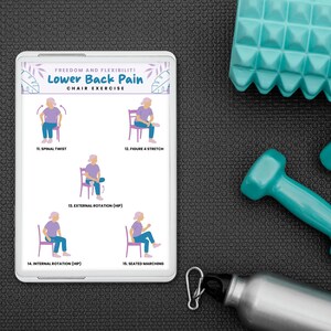 Peut inclure: Une tablette blanche affiche un guide d'exercices "Lower Back Pain Chair Exercise" avec des illustrations. La tablette est &agrave; c&ocirc;t&eacute; d'un tapis d'exercice turquoise, de deux halt&egrave;res turquoise et d'une gourde argent&eacute;e.