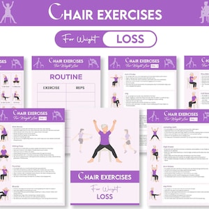 Op de afbeelding: Een verzameling paarse en witte oefengidsen met de titel "Chair Exercises For Weight Loss". De gidsen bevatten illustraties van oefeningen die zittend kunnen worden gedaan. De hoofdgids toont een persoon die een oefening doet met opgeheven armen.
