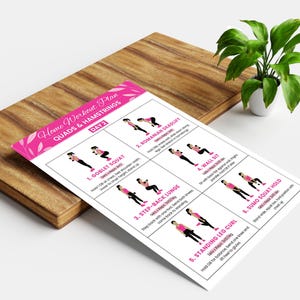 Puede incluir: Un plan de entrenamiento en casa rosa y blanco titulado "Home Workout Plan QUADS & HAMSTRINGS DAY 2" se muestra en una tabla de cortar de madera. El plan incluye ilustraciones e instrucciones para varios ejercicios.