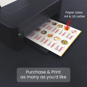 Może przedstawiać: Czarna drukarka z arkuszem papieru wychodzącym z tacy. Papier zawiera listę artykuł&oacute;w spożywczych z cenami. Tekst na papierze brzmi "Formaty papieru: A4 i US Letter" oraz "Kup i drukuj tyle, ile chcesz".