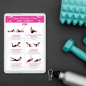 Puede incluir: Una tableta digital muestra un "Home Workout Plan" rosa y blanco con ejercicios de core y estabilidad. La imagen incluye un rodillo de espuma turquesa, dos mancuernas turquesas y una botella de agua plateada con tapa negra.