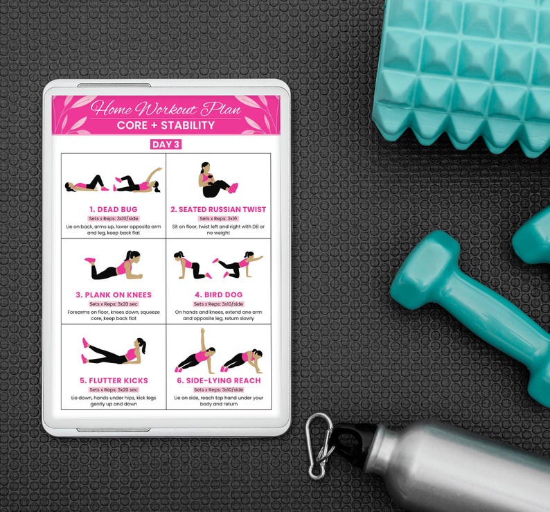 Puede incluir: Una tableta digital muestra un "Home Workout Plan" rosa y blanco con ejercicios de core y estabilidad. La imagen incluye un rodillo de espuma turquesa, dos mancuernas turquesas y una botella de agua plateada con tapa negra.