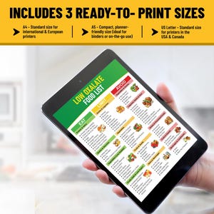 Pu&ograve; includere: Un tablet nero mostra una "Lista di alimenti a basso contenuto di ossalati" con categorie come "Mangia", "Limita" e "Evita". Il testo in alto recita "Include 3 formati pronti per la stampa". Il tablet &egrave; tenuto in mano. La lista include formati A4, A5 e US Letter.