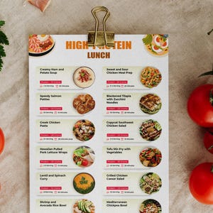 Może przedstawiać: Kolorowe menu z listą opcji lunchu bogatych w białko. Każda opcja zawiera zdjęcie dania, nazwę dania, zawartość białka i czas przygotowania. Menu znajduje się na beżowym tle z pomidorami w tle.