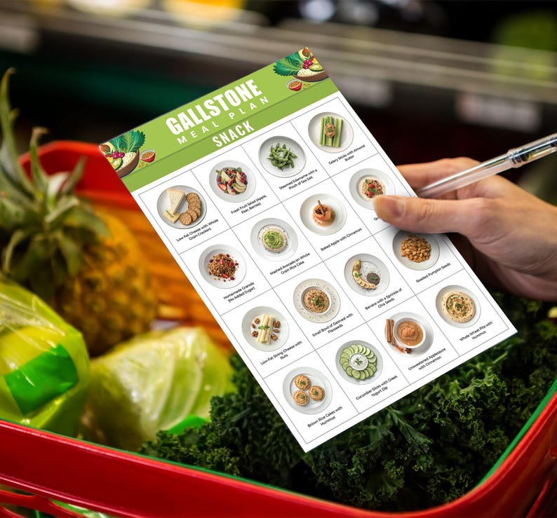 Peut inclure: Une feuille de papier blanche avec un plan de repas pour les personnes souffrant de calculs biliaires. Le plan est intitul&eacute; "Gallstone Meal Plan Snack" et pr&eacute;sente une grille de 16 options de collations diff&eacute;rentes avec des photos de chaque collation. Les collations comprennent du fromage faible en gras avec des raisins, du houmous avec du concombre et une pomme au four avec de la cannelle.