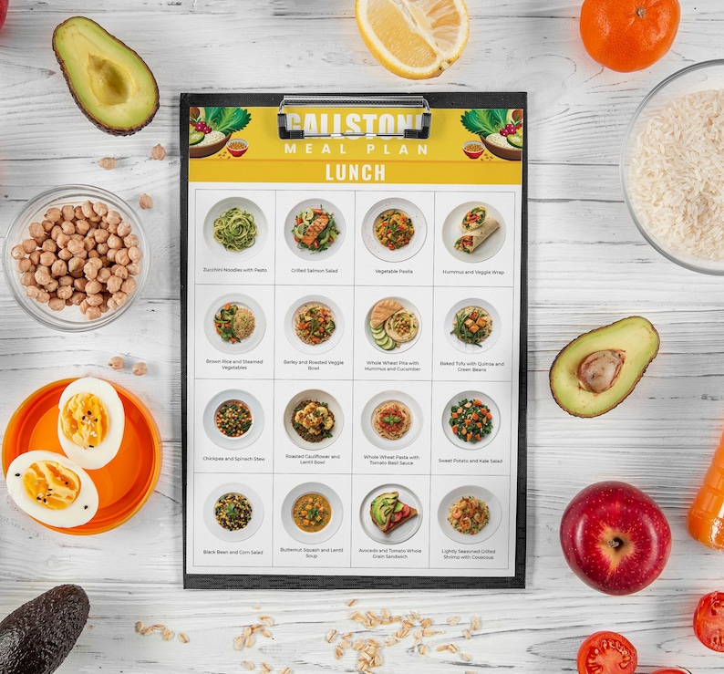 Peut inclure: Un plan de repas pour le d&eacute;jeuner avec 16 options de repas diff&eacute;rentes. Le plan de repas est sur un presse-papiers noir avec un fond jaune. Les repas comprennent une vari&eacute;t&eacute; de plats, tels que des salades, des wraps et des bols.