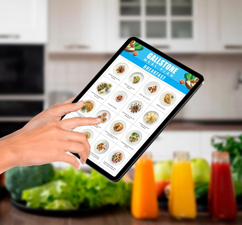 Peut inclure: Une tablette num&eacute;rique affichant un plan de repas pour les personnes souffrant de calculs biliaires. Le plan comprend une vari&eacute;t&eacute; d'options de petit-d&eacute;jeuner, notamment des toasts &agrave; l'avocat, des flocons d'avoine et des fruits. La tablette est tenue par une main dans un environnement de cuisine.