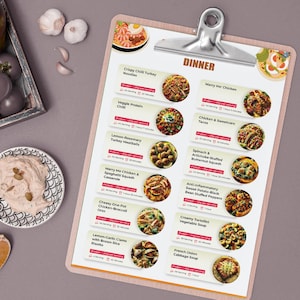 Może przedstawiać: Menu z r&oacute;żnymi opcjami na kolację, w tym Chrupiące Chili z Makaronem z Indyka, Wegetariańskie Chili z Białkiem, Kotlety z Indyka z Cytryną i Rozmarynem, Marry Me Chicken & Spaghetti Squash Casserole, Serowy Jednogarnkowy Kurczak z Brokułami i Orzo, Krewetki z Cytryną i Czostkiem z Risotto z Brązowego Ryżu, Marry Me Chicken, Tacos z Kurczakiem i Słodkim Kukurydzą, Szpinak i Artyszok Faszerowane Dynia Butternut, Przeciwzapalne Pieczone Papryki z Batatami i Czarnymi Fasolami, Kremowa Zupa z Tortellini i Warzywami oraz Francuska Zupa Cebulowa z Kapustą.