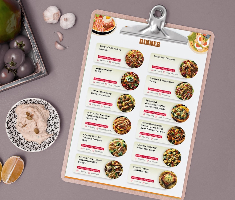 Może przedstawiać: Menu z r&oacute;żnymi opcjami na kolację, w tym Chrupiące Chili z Makaronem z Indyka, Wegetariańskie Chili z Białkiem, Kotlety z Indyka z Cytryną i Rozmarynem, Marry Me Chicken & Spaghetti Squash Casserole, Serowy Jednogarnkowy Kurczak z Brokułami i Orzo, Krewetki z Cytryną i Czostkiem z Risotto z Brązowego Ryżu, Marry Me Chicken, Tacos z Kurczakiem i Słodkim Kukurydzą, Szpinak i Artyszok Faszerowane Dynia Butternut, Przeciwzapalne Pieczone Papryki z Batatami i Czarnymi Fasolami, Kremowa Zupa z Tortellini i Warzywami oraz Francuska Zupa Cebulowa z Kapustą.