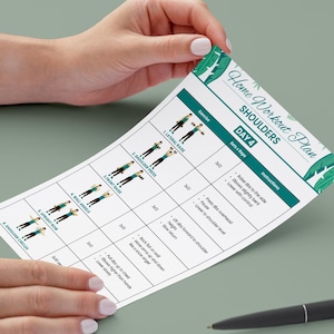 Peut inclure: Un plan d'entra&icirc;nement imprim&eacute; en blanc intitul&eacute; "Home Workout Plan" avec "SHOULDERS DAY 4" en teal. Le plan comprend des sch&eacute;mas d'exercices et des instructions pour les exercices des &eacute;paules. Le papier est tenu par des mains.