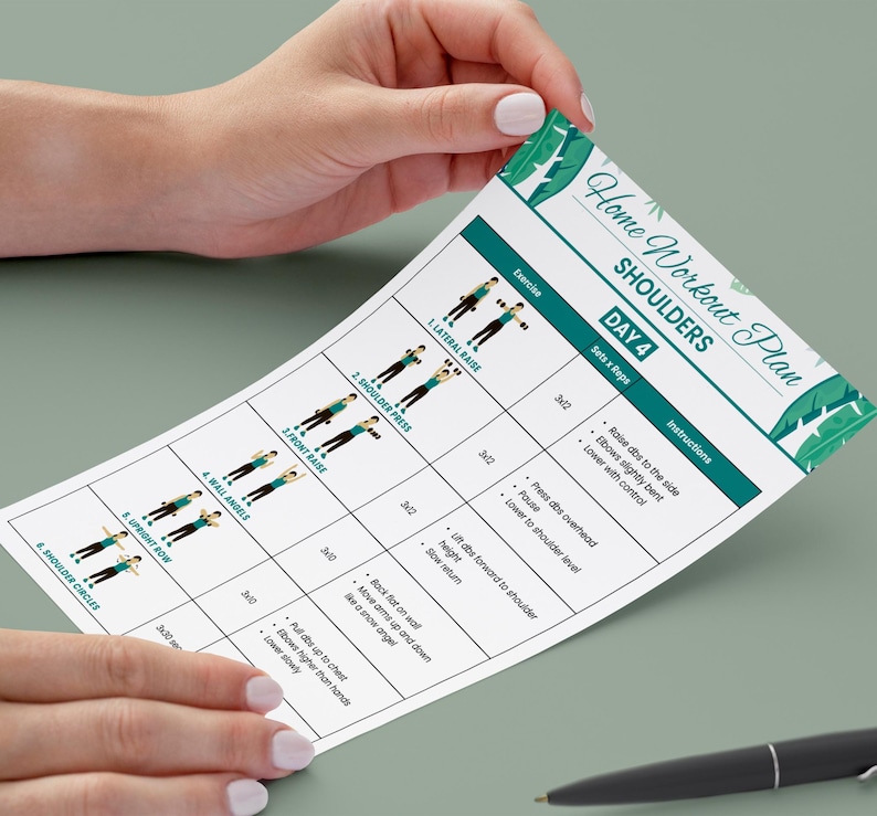Peut inclure: Un plan d'entra&icirc;nement imprim&eacute; en blanc intitul&eacute; "Home Workout Plan" avec "SHOULDERS DAY 4" en teal. Le plan comprend des sch&eacute;mas d'exercices et des instructions pour les exercices des &eacute;paules. Le papier est tenu par des mains.