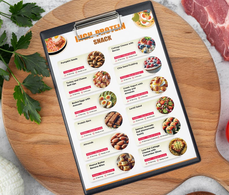 Może przedstawiać: Drukowalne menu z listą pomysł&oacute;w na przekąski bogate w białko. Menu zawiera zdjęcia każdej przekąski, takie jak nasiona dyni, twar&oacute;g z jagodami, pudding z nasion chia, roladki z indyka i sera, jajka gotowane na twardo z awokado, batony proteinowe, migdały, przekąski z banan&oacute;w i masła orzechowego, jogurt grecki z miodem i migdałami, sałatka z soczewicy, roladka z łososia i awokado oraz chudy twar&oacute;g z plastrami og&oacute;rka.