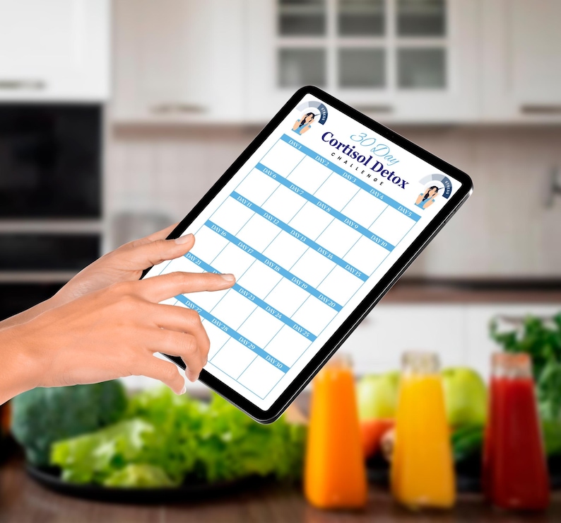 Puede incluir: Una tableta que muestra un calendario del Desaf&iacute;o de Desintoxicaci&oacute;n de Cortisol de 30 d&iacute;as. La cuadr&iacute;cula del calendario es azul claro con texto blanco. La tableta se sostiene en una mano, con un dedo apuntando a la pantalla. Botellas de jugo coloridas y productos frescos en el fondo.