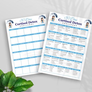 Puede incluir: Dos hojas blancas impresas con un borde azul y el texto "30 Day Cortisol Detox Challenge". Las hojas tienen un dise&ntilde;o de calendario con entradas diarias. Un gr&aacute;fico de una mujer est&aacute; en la parte superior.