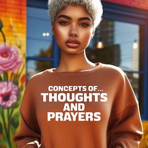 以下が含まれることがあります： 前面に「CONCEPTS OF... THOUGHTS AND PRAYERS」という白い文字がプリントされた茶色のスウェットシャツです。
