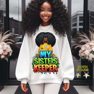 Puede incluir: Sudadera blanca con un gráfico colorido que dice "MY SISTERS KEEPER". El gráfico presenta a una mujer con afro y las palabras "I AM" en su top amarillo. La sudadera tiene mangas largas.