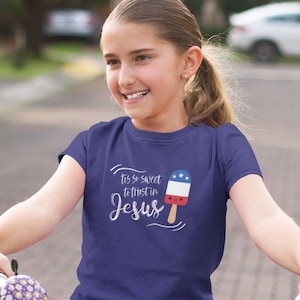 Tis So Sweet To Trust In Jesus patriottisch christelijk T-shirt meisjes, leuk op geloof gebaseerd T-shirt voor dochter van 4 juli, Bomb Pop Popsicle Kid-T-shirts