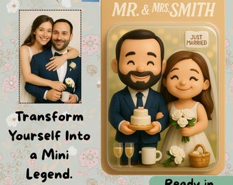 Puede incluir: Una descarga digital con temática de boda que presenta una figura de pareja de dibujos animados en un paquete etiquetado como "MR. & MRS. SMITH". El paquete incluye una foto de una pareja. El texto incluye "Transfórmate en una Mini Leyenda" y "Listo en 2 a 24 horas."