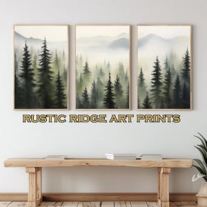 Puede incluir: Tres impresiones artísticas enmarcadas que representan una escena de bosque brumoso con altos árboles de hoja perenne. La obra de arte presenta un estilo de acuarela con tonos de verde, gris y blanco. El texto "RUSTIC RIDGE ART PRINTS" se muestra debajo.