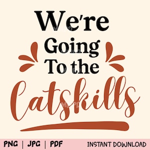 Puede incluir: Gráfico digital con el texto "We're Going To the Catskills" en negro y marrón. Las palabras están dispuestas en formato apilado con elementos decorativos. La parte inferior de la imagen incluye opciones de tipo de archivo y "INSTANT DOWNLOAD".